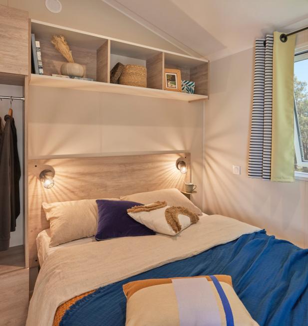 Chambre parents mobil-home Loggia camping Les Chalands Fleuris