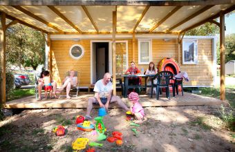 Mobil-home Famille extérieur camping Le Petit Rocher