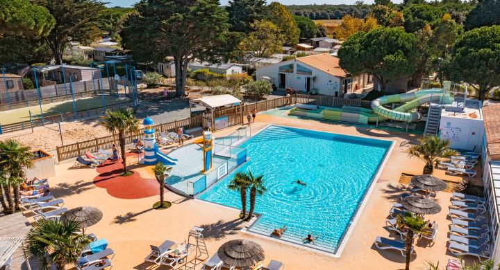Vue aérienne piscine chauffée camping Les Peupliers