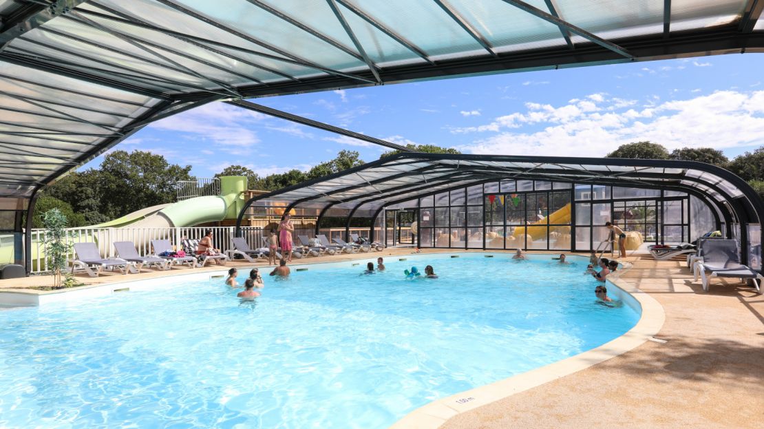 Piscine couverte camping Le Petit Rocher en Vendée