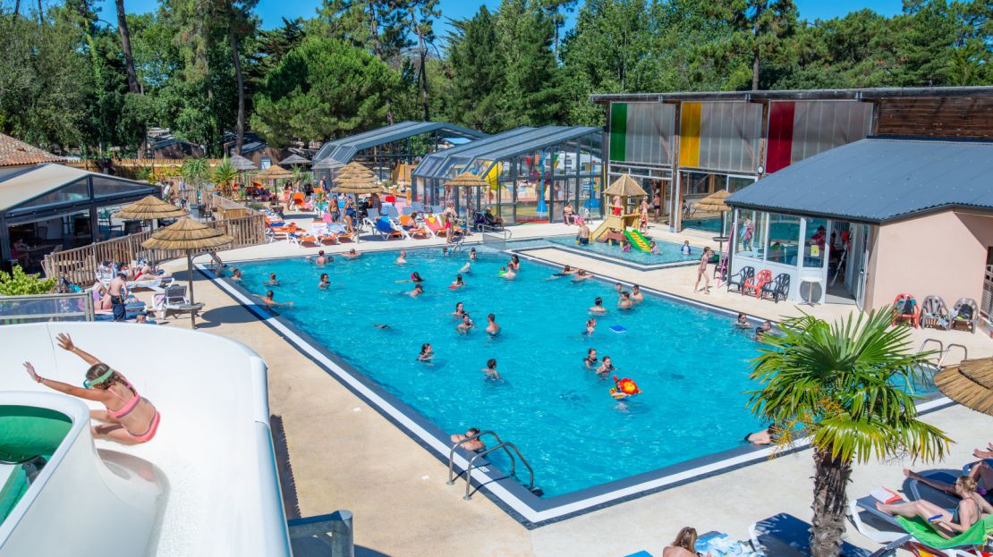 Piscine extérieure chauffée au camping Signol à l'île d'Oléron