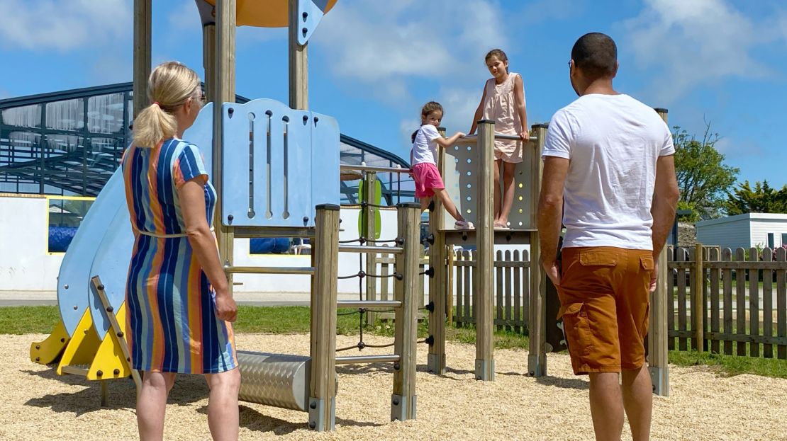 aire-de-jeux-enfants-camping-la-corniche