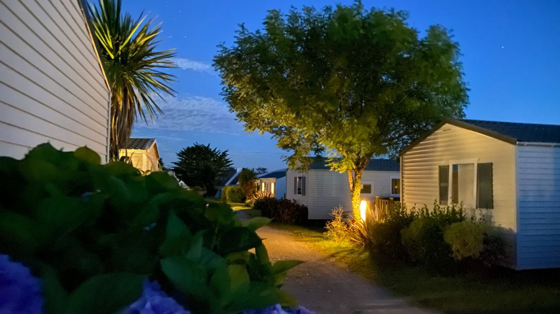 allées-camping-la-corniche-nuit