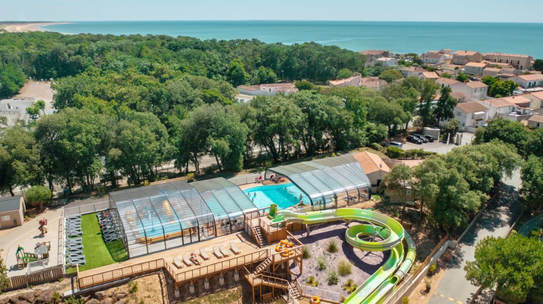Vue aérienne espace aquatique camping Le Petit Rocher en Vendée