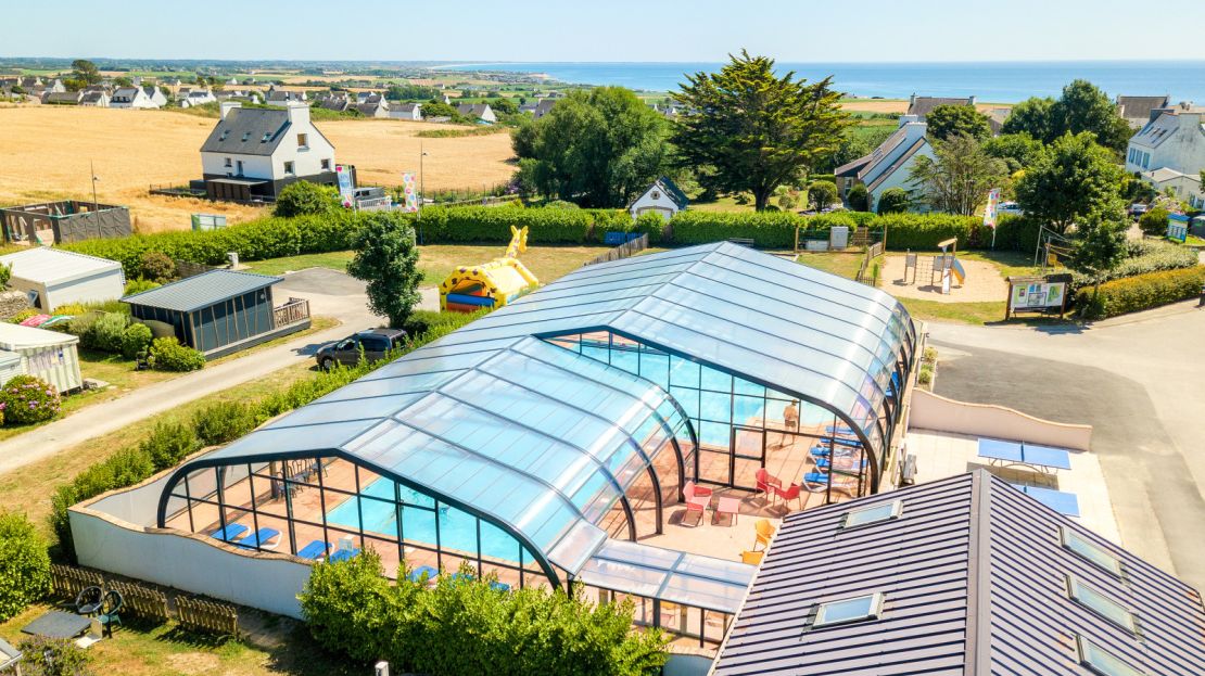 vue-aerienne-camping-corniche Photo aérienne avec vue mer et espace aquatique