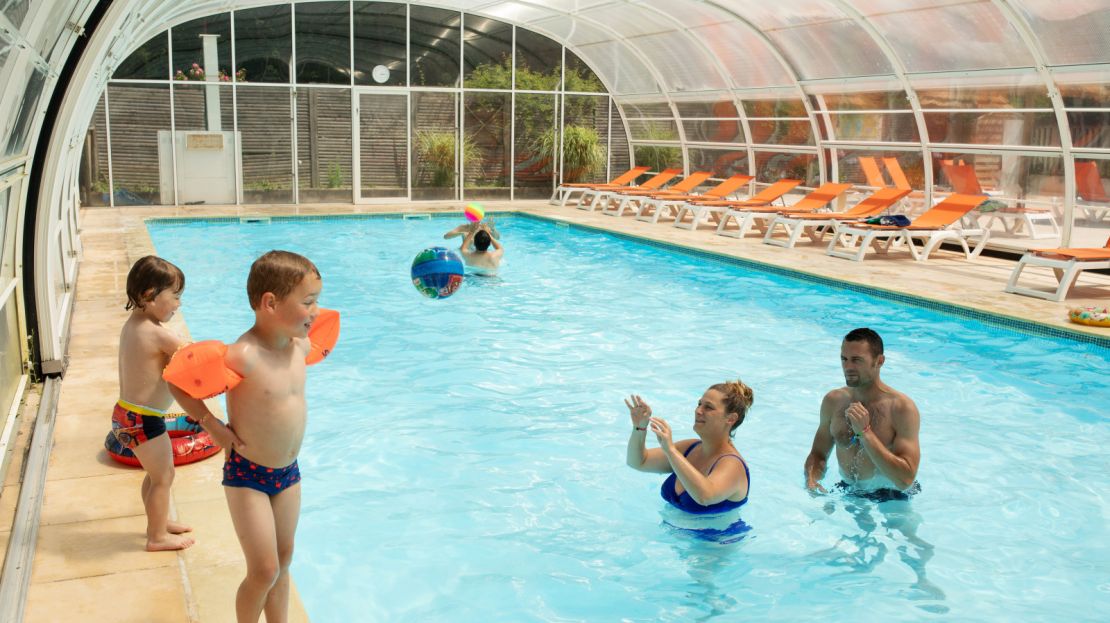 piscine-couverte-chauffee-camping-mignardiere Piscine couverte et chauffée camping La Mignardière Châteaux de la Loire