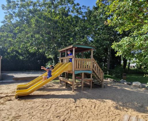 Aire de jeux camping Les Chalands Fleuris