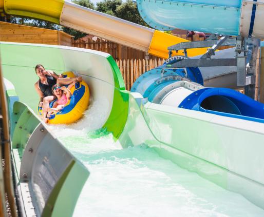Découvrez les mégas toboggans aquatiques du camping Signol