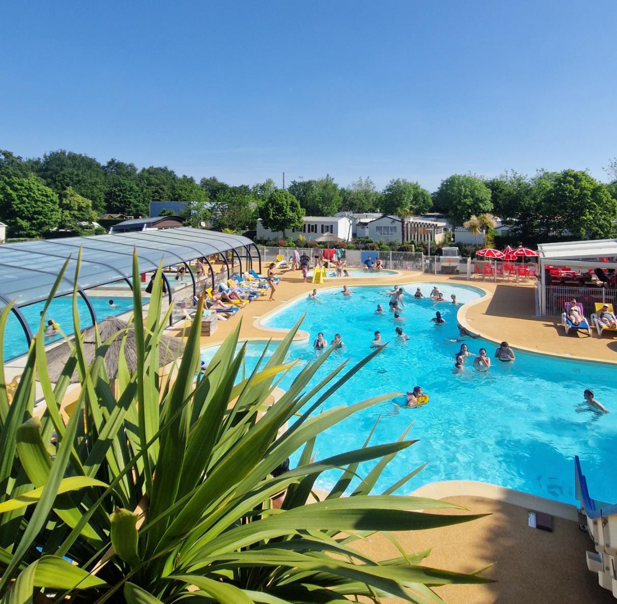 Piscine chauffée camping Les Chalands Fleuris