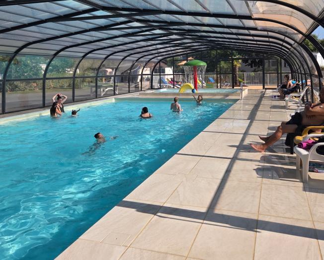 Profitez de la piscine couverte et chauffée du camping Les Chalands Fleuris