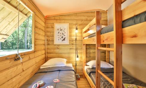 Cabane sur pilotis camping Le Petit Rocher